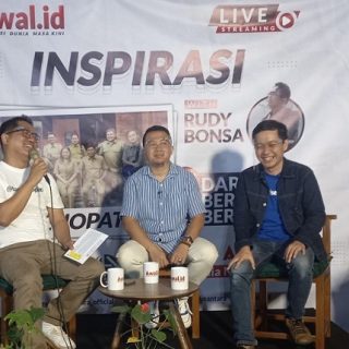 Rudy Bonsa (kiri) saat memandu acara Inspirasi yang menghadirkan nara sumber Senopati Band yang disiarkan live streming di kanal Youtube, Rabu (18/8).