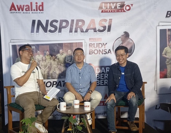 Rudy Bonsa (kiri) saat memandu acara Inspirasi yang menghadirkan nara sumber Senopati Band yang disiarkan live streming di kanal Youtube, Rabu (18/8).