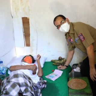 Kepala Dinsos Jateng, Harso Susilo menyerahkan bantuan program Kartu Jateng Sejahtera (KJS) kepada salah satu warga penerima manfaat