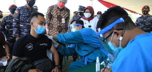 Gubernur Ganjar Pranowo menghadiri acara Serbuan Vaksinasi Covid-19 Koarmada II kepada masyarakat Kab. Tegal di Stadion Trisanja Slawi Kabupaten Tegal. Rabu (25/8)