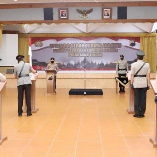 Kapolda Jateng Irjen Pol Drs Ahmad Luthfi memimpin serah terima jabatan pejabat utama dan kapolres, di Gedung Borobudur, Polda Jateng, Semarang, Kamis(12/8).