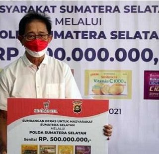 Sido Muncul menyerahkan sumbangan beras untuk masyarakat Sumsel melalui Polda Sumsel. (Foto: Dok. Sido Muncul)
