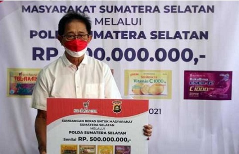 Sido Muncul menyerahkan sumbangan beras untuk masyarakat Sumsel melalui Polda Sumsel. (Foto: Dok. Sido Muncul)