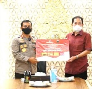 Bantuan secara simbolis diserahkan Direktur Utama PT Industri Jamu dan Farmasi Sido Muncul Tbk, David Hidayat kepada Kapolda Jawa Tengah Irjen. Pol Drs Ahmad Luthfi SH SST MK di ruang kerja Kapolda Jawa Tengah, Kamis (12/8).