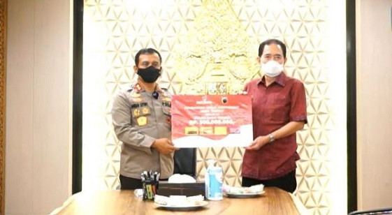 Bantuan secara simbolis diserahkan Direktur Utama PT Industri Jamu dan Farmasi Sido Muncul Tbk, David Hidayat kepada Kapolda Jawa Tengah Irjen. Pol Drs Ahmad Luthfi SH SST MK di ruang kerja Kapolda Jawa Tengah, Kamis (12/8).