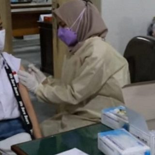 Pelajar menjalani vaksinasi
