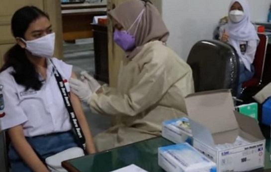 Pelajar menjalani vaksinasi