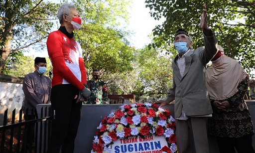 Makam Soegiarin di TPU Bergota Semarang dikunjungi Gubernur Jateg, Ganjar Pranowo, Sabtu (14/8)