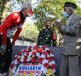 Soegiarno (92), adik kandung almarhum Soegiarin, menerima kedatangan Gubernur Jateng Ganjar Pranowo yang berziarah ke makam Soegiarin, jurnalis yang viralkan kemerdekaan Indonesia, di TPU Bergota, Sabtu (14/8)