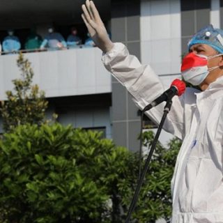 Gubernur Jateng Ganjar Pranowo mengenakan pakaian hazmat. Mamakai pakaian yang digunakan para tenaga kesehatan dalam penanganan pasien Covid-19 itu ternyata rasanya panas