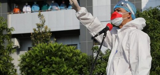 Gubernur Jateng Ganjar Pranowo mengenakan pakaian hazmat. Mamakai pakaian yang digunakan para tenaga kesehatan dalam penanganan pasien Covid-19 itu ternyata rasanya panas