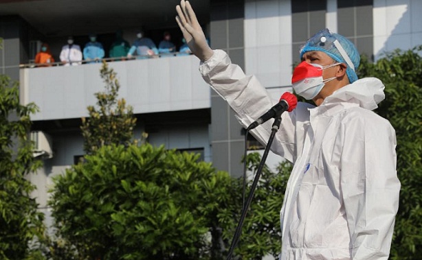 Gubernur Jateng Ganjar Pranowo mengenakan pakaian hazmat. Mamakai pakaian yang digunakan para tenaga kesehatan dalam penanganan pasien Covid-19 itu ternyata rasanya panas