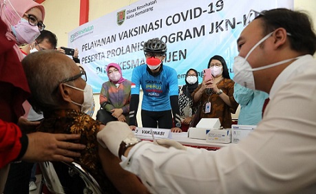Gubernur Jateng Ganjar Pranowo sambil gowes meninjau pelaksanaan vaksinasi di Kecamatan Mijen, Jumat (13/8)
