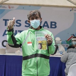 Seorang pengendara ojek online di Kota Semarang memanfaatkan fasilitas dari Pertamina berupa layanan swab antigen dan vitamin gratis kepada masyarakat.