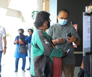 Gubernur Ganjar Pranowo melihat operasional Mal Paragon yang mulai buka. Pengunjung harus menunjukkan kartu vaksin untuk bisa masuk mal, Rabu (11/8)