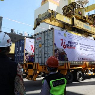 Pelepasan ekspor komoditas pertanian Jawa Tengah senilai Rp 400,57 miliar di Pelabuhan Tanjung Emas, Semarang, Sabtu (14/8). Acara pelepasan ekspor yang dipimpin Gubernur Ganjar Pranowo tersebut juga dihadiri secara virtual oleh Presiden RI Joko Widodo