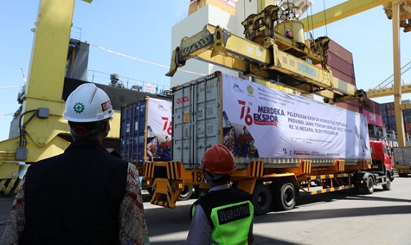 Pelepasan ekspor komoditas pertanian Jawa Tengah senilai Rp 400,57 miliar di Pelabuhan Tanjung Emas, Semarang, Sabtu (14/8). Acara pelepasan ekspor yang dipimpin Gubernur Ganjar Pranowo tersebut juga dihadiri secara virtual oleh Presiden RI Joko Widodo