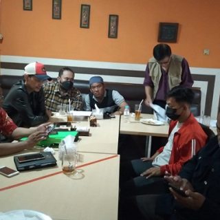 Korban kasus penipuan dengan modus janji dijadikan pegawai Agus dan Eka didampingi tim dari Lembaga Aliansi Indonesia (BPAN-LAI) Jateng saat memberikan keterangan, di Kafe Banaran, Semarang, Minggu (29/8)