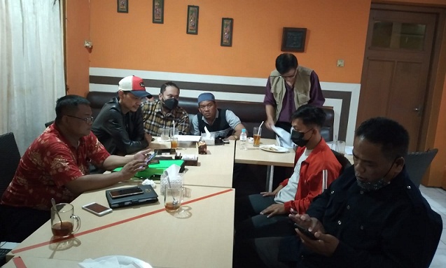 Korban kasus penipuan dengan modus janji dijadikan pegawai Agus dan Eka didampingi tim dari Lembaga Aliansi Indonesia (BPAN-LAI) Jateng saat memberikan keterangan, di Kafe Banaran, Semarang, Minggu (29/8)