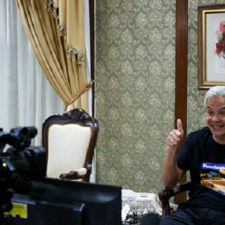 Gubernur Jawa Tengah Ganjar Pranowo mengikuti acara malam tirakatan yang digelar Kagama Depok secara virtual.