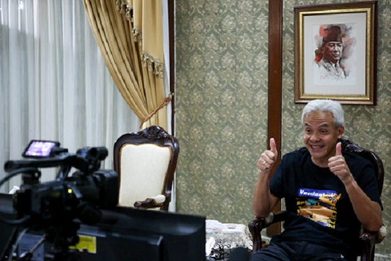 Gubernur Jawa Tengah Ganjar Pranowo mengikuti acara malam tirakatan yang digelar Kagama Depok secara virtual.