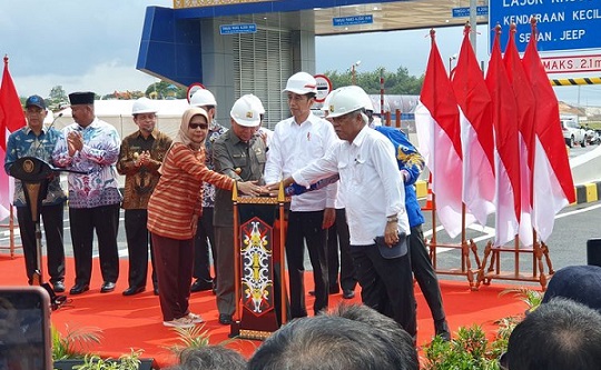 Presiden Joko Widodo meresmikan tol Balikpapan-Samarinda dan ruas Balikpapan-Samboja yang menjadi penghubung calon ibu kota Indonesia, di Provinsi Kaltim.