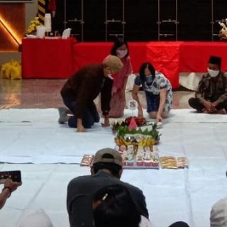 Pemotongan tumpeng pada perayaan HUT ke-26 PT Marimas Putra Kencana, di Aula Marifood, Senin (23/8).