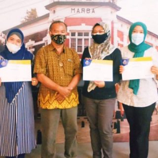 Manager UKM Sriboga Flour Mill Irfan Wahyudi bersama para pelaku UKM