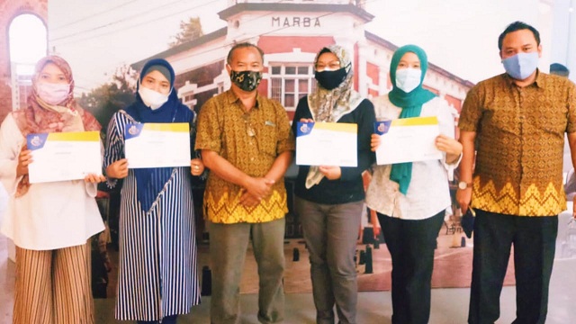 Manager UKM Sriboga Flour Mill Irfan Wahyudi bersama para pelaku UKM