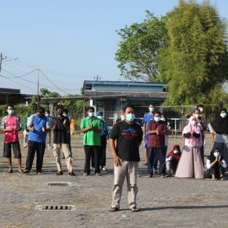 Atlas (kaos hitam depan), pasien Covid yang sedang menjali isolasi di Asrama Haji Donohudan Boyolali, mendapat hadiah motor dari Gubernur Jateng Ganjar Pranowo karena tanggal lahirnya sama dengan HUT Kemerdekaan RI