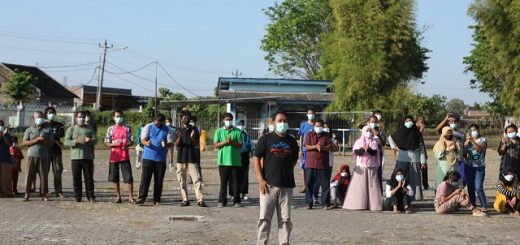 Atlas (kaos hitam depan), pasien Covid yang sedang menjali isolasi di Asrama Haji Donohudan Boyolali, mendapat hadiah motor dari Gubernur Jateng Ganjar Pranowo karena tanggal lahirnya sama dengan HUT Kemerdekaan RI