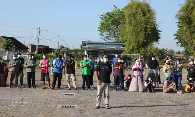 Atlas (kaos hitam depan), pasien Covid yang sedang menjali isolasi di Asrama Haji Donohudan Boyolali, mendapat hadiah motor dari Gubernur Jateng Ganjar Pranowo karena tanggal lahirnya sama dengan HUT Kemerdekaan RI