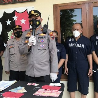 Kapolsek Ngalian, Kompol Christian Chrisye L memberi keterangan kepada wartawan soal penangkapan tiga pengedar uang palsu di wilayah Semarang.