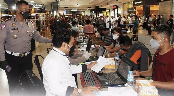 Suasana vaksinasi Covid-19 yang dilakukan di salah satu pusat perbelanjaan di Kota Semarang