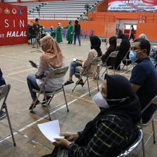 Masyarakat Banyumas antusias menjalani vaksinasi, seperti yang terjadi di GOR Satria