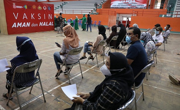 Masyarakat Banyumas antusias menjalani vaksinasi, seperti yang terjadi di GOR Satria