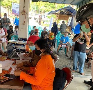 Gubernur Jateng Ganjar Pranowo meninjau pelaksanaan vaksin untuk penyandang disabilitas di Taman Budaya Sobokarti, Kota Semarang, Kamis (19/8).