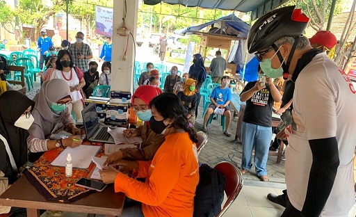 Gubernur Jateng Ganjar Pranowo meninjau pelaksanaan vaksin untuk penyandang disabilitas di Taman Budaya Sobokarti, Kota Semarang, Kamis (19/8).