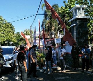 Wali Kota Semarang Hendrar Prihadi meninjau sentra Vaksinasi Merdeka Candi, di Kecamatan Tembalang, Sabtu (13/8).