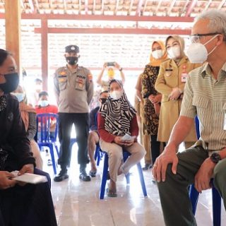 Muhammad Syafii berkeluh kesah kepada Gubernur Ganjar Pranowo soal sepinya kegiatan manggung di musim pandemi.