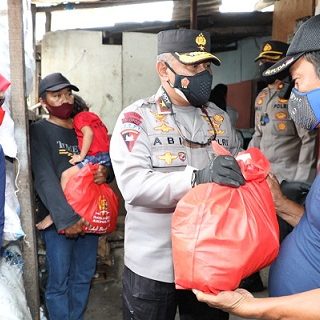 Wakapolda Jateng Brigjen Pol Abioso Seno Aji memberikan sembako kepada salah seorang warga Lamper, Semarang, Senin (30/8).