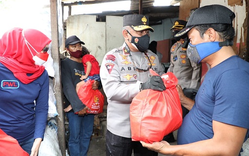 Wakapolda Jateng Brigjen Pol Abioso Seno Aji memberikan sembako kepada salah seorang warga Lamper, Semarang, Senin (30/8).