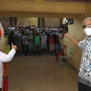 Gubernur Ganjar Pranowo didampingi Bupati Klaten Sri Mulyani, menyapa warga positif Covid-19 yang menjalani isolasi terpusat di GOR Gelarsena, Kabupaten Klaten, Rabu (4/8)