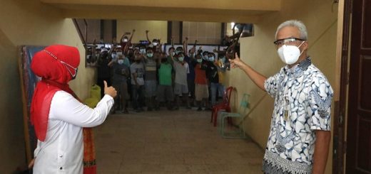 Gubernur Ganjar Pranowo didampingi Bupati Klaten Sri Mulyani, menyapa warga positif Covid-19 yang menjalani isolasi terpusat di GOR Gelarsena, Kabupaten Klaten, Rabu (4/8)