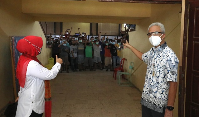 Gubernur Ganjar Pranowo didampingi Bupati Klaten Sri Mulyani, menyapa warga positif Covid-19 yang menjalani isolasi terpusat di GOR Gelarsena, Kabupaten Klaten, Rabu (4/8)