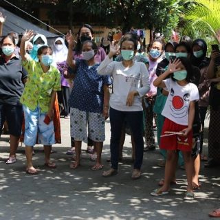 Warga yang sedang menjalani isolasi terpusat di gedung SDN Cemara 2 merasa senang didatangi Gubernur Jateng Ganjar Pranowo dan Wali Kota Gibran, Rabu (4/8)