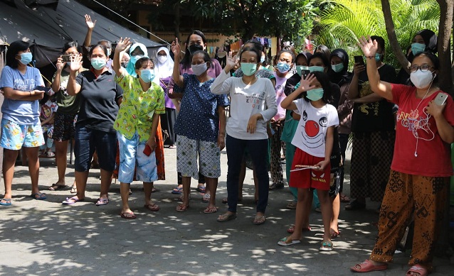 Warga yang sedang menjalani isolasi terpusat di gedung SDN Cemara 2 merasa senang didatangi Gubernur Jateng Ganjar Pranowo dan Wali Kota Gibran, Rabu (4/8)