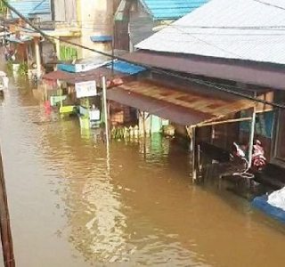 Banjir menggenangi rumah-rumah di Waringin Timur, Kalimantan Tengah.