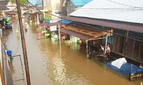 Banjir menggenangi rumah-rumah di Waringin Timur, Kalimantan Tengah.