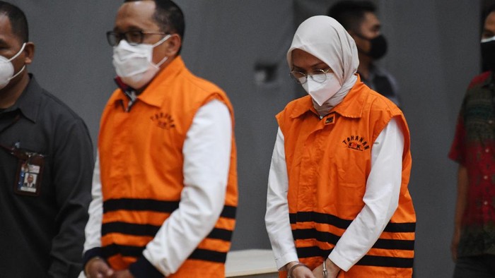 Bupati Probolinggo Puput Tantriana Sari dan suaminya, Hasan Aminuddin, langsung dijadikan tersangka usai diperiksa KPK.